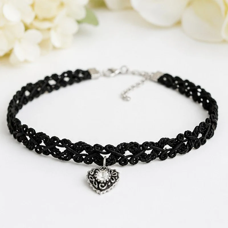 LUISIA® Spitzen Kropfband "Malina" mit Herzanhänger | Schwarz