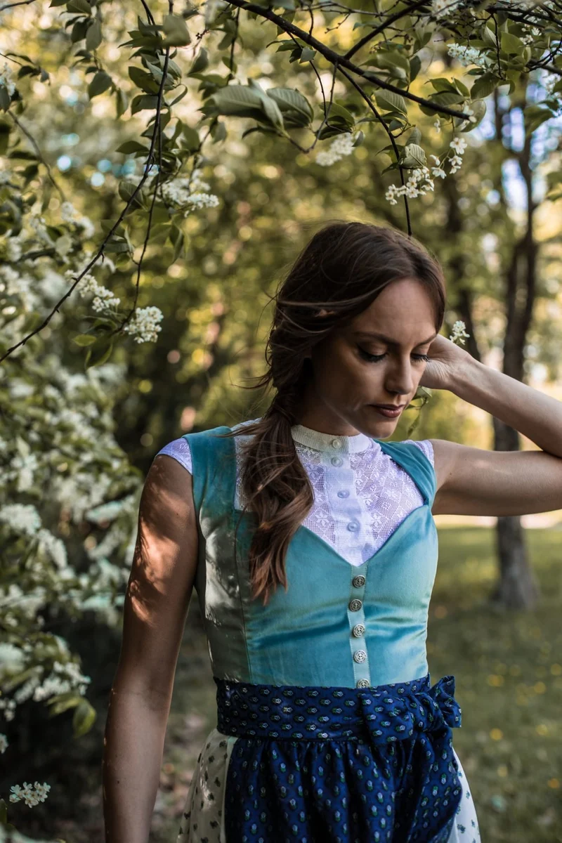 DIRNDLBLUSE VINTAGE SPITZE ORNAMENTAL STEHKRAGEN UND FLÜGELARM WEISS