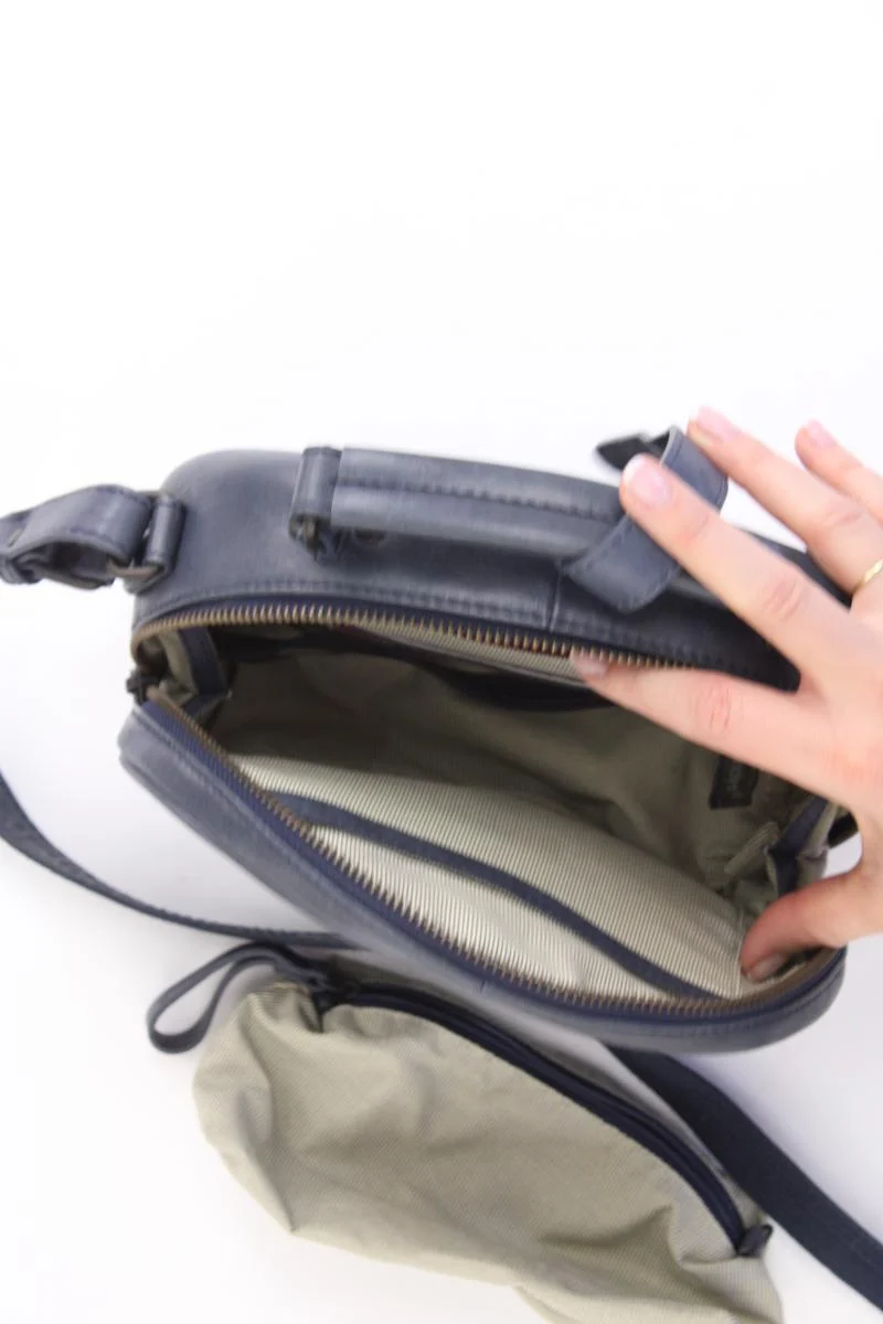 aunts & uncles Umhängetasche neuwertig blau aus Leder