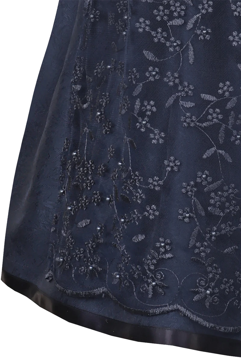 Mini-Dirndl mit Rüschen und Perlen