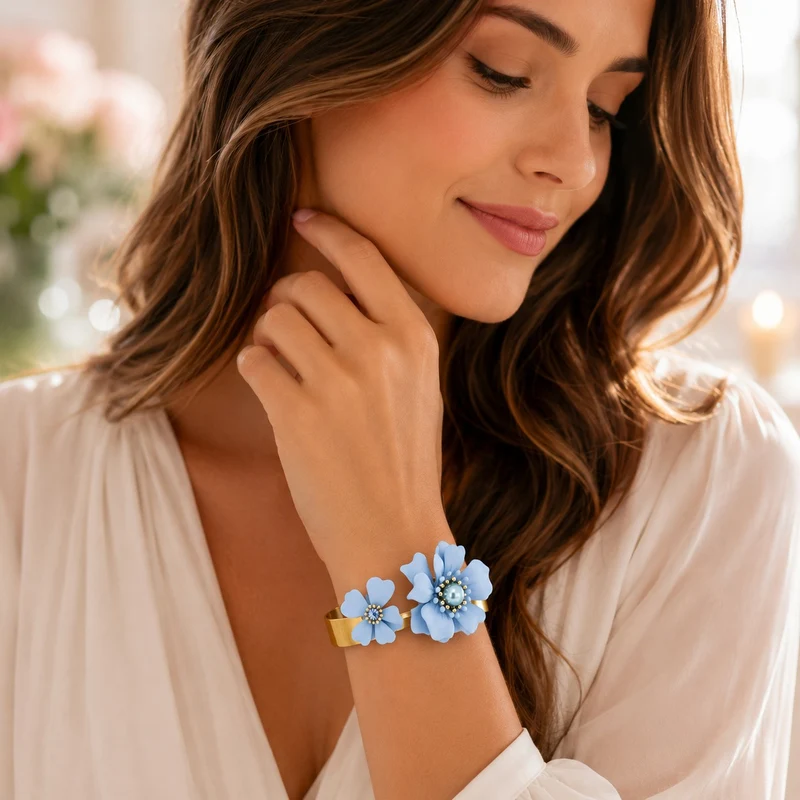 LUISIA® Armreif Armspange "Nelia" mit Blumen - 16 Karat vergoldet | Hellblau