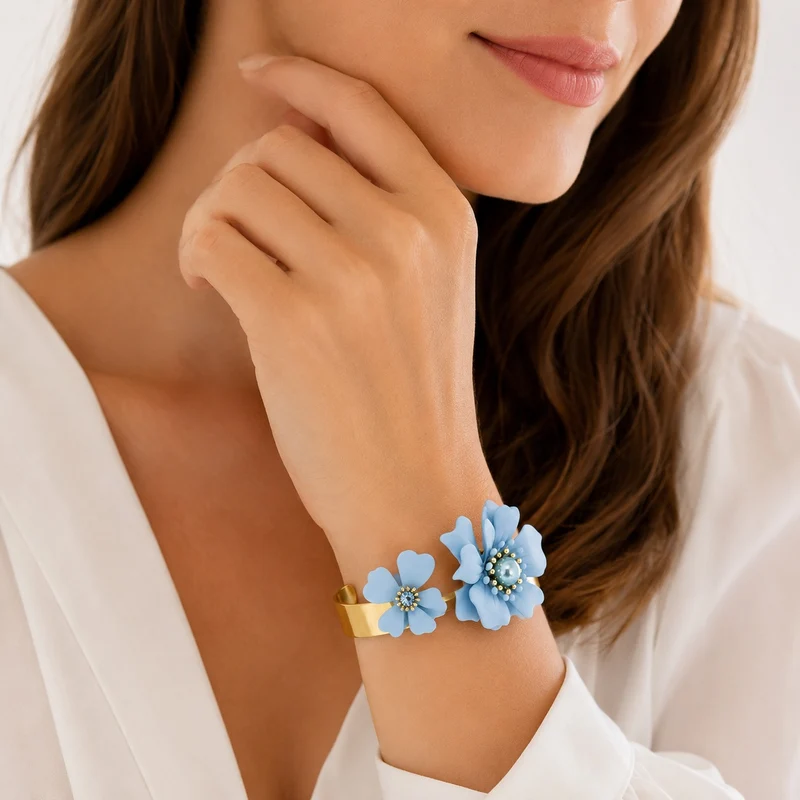 LUISIA® Armreif Armspange "Nelia" mit Blumen - 16 Karat vergoldet | Hellblau