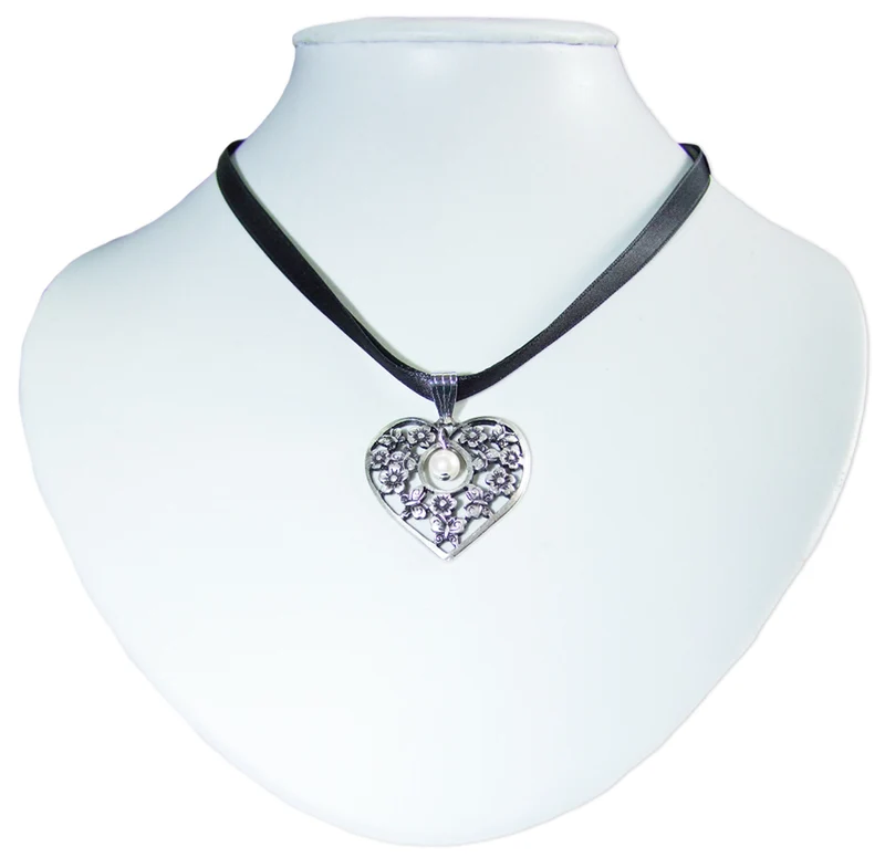 LUISIA Satin Collier Sue mit Herz Anhänger Schwarz