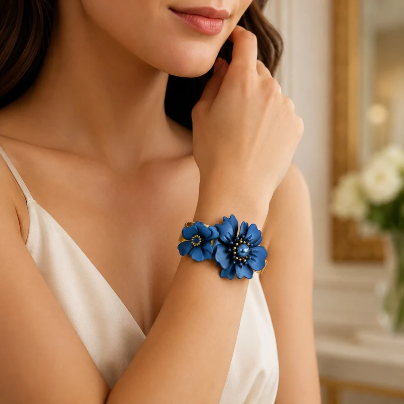 LUISIA® Armreif Armspange "Nelia" mit Blumen - 16 Karat vergoldet | Dunkelblau