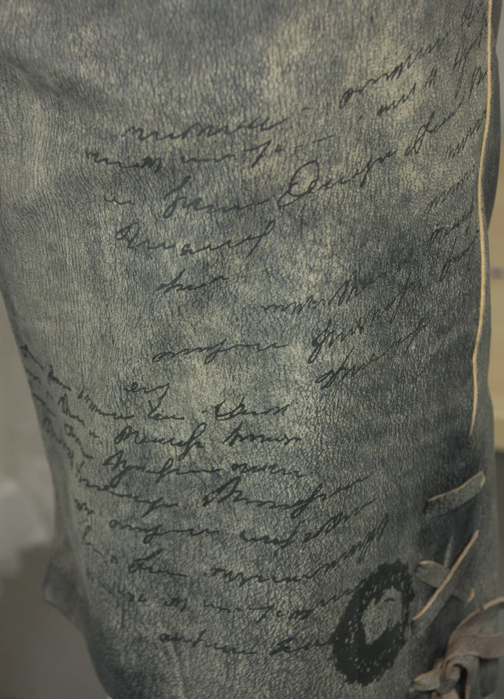 MADDOX Kurze Herren Lederhose "Wotan" mit Gürtel | Raspato Stein Grau