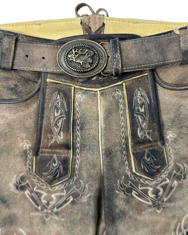 MADDOX Kurze Lederhose "Urgsee" mit Hirschstickerei | Antik Bernstein