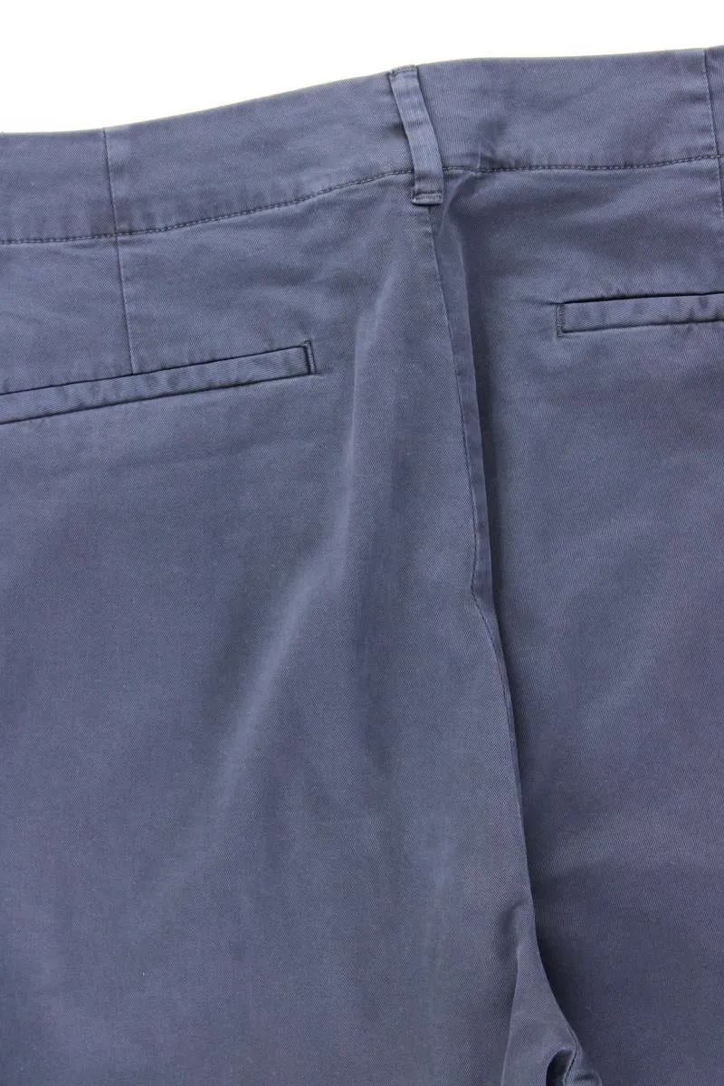 Second Hand Outfit Größe XL mit GAP Shirt mit V-Ausschnitt in Gr. XL und Tuch