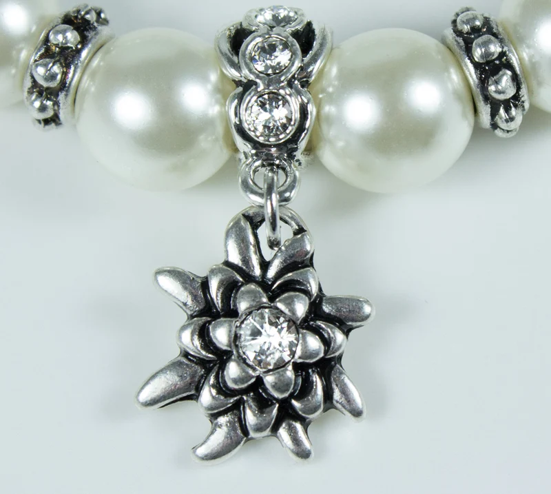 LUISIA Perlenarmband Kayla mit drei Anhängern