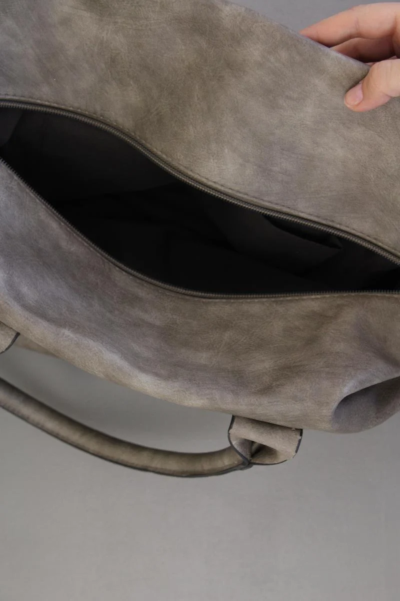 Schultertasche grau aus Kunstleder