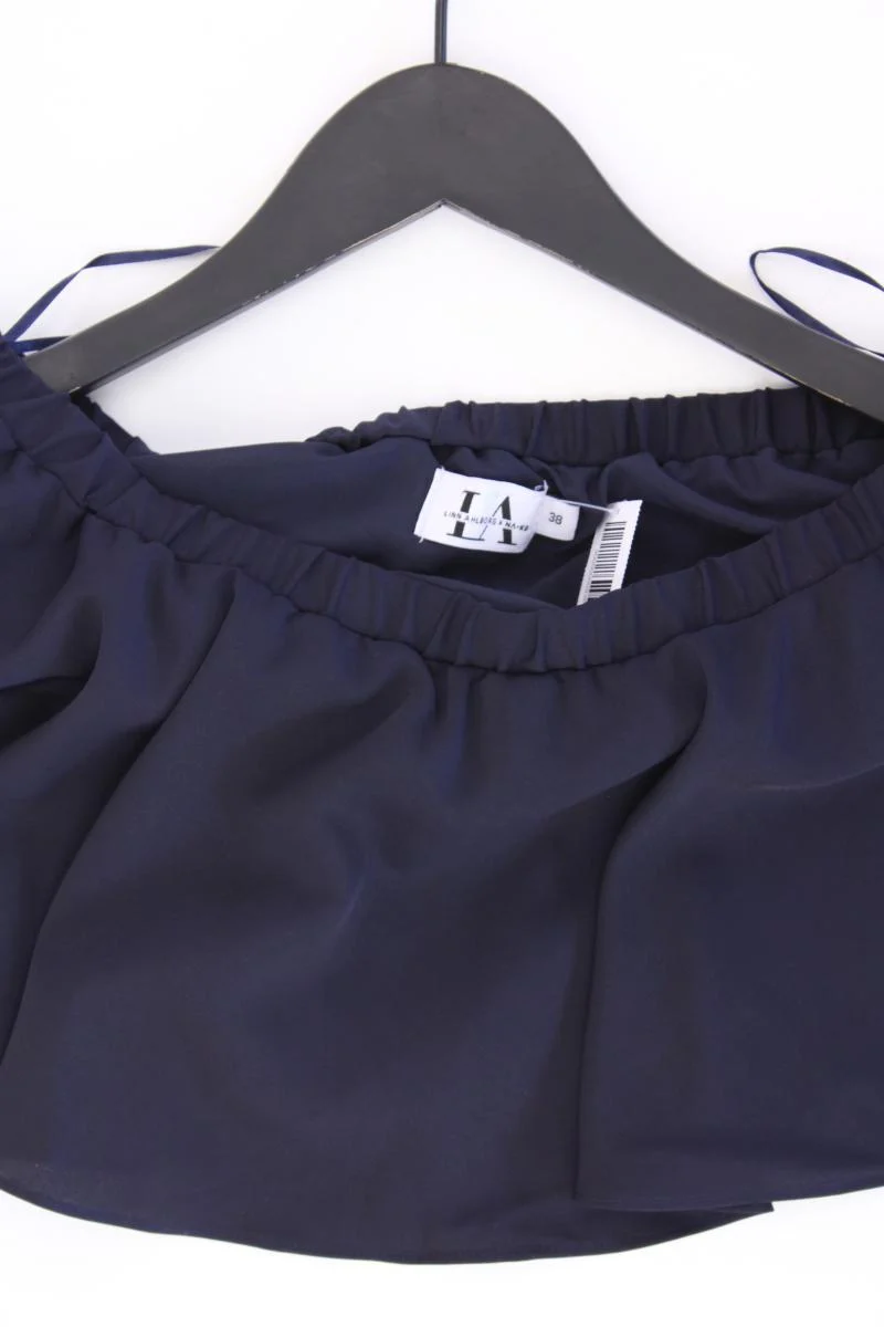 NA-KD X Linn Ahlborg Croppped Flounce Top Gr. 38 mit Carmen-Ausschnitt blau