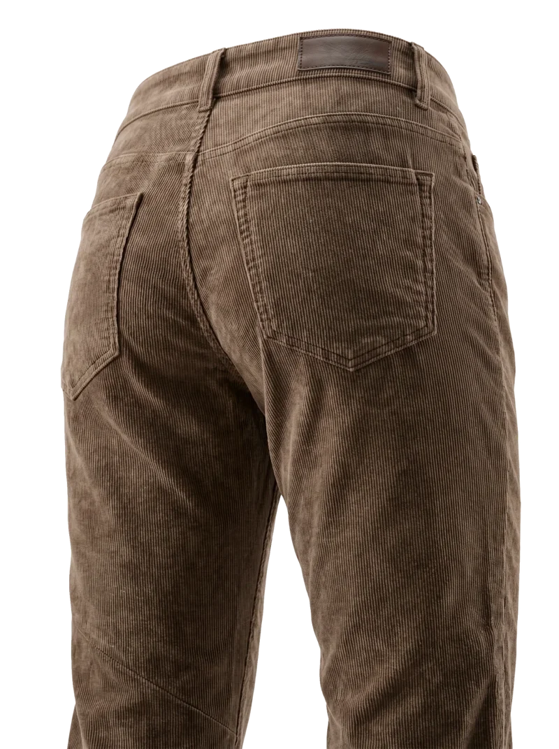 MODELL: HANNES CLASSIC CORD