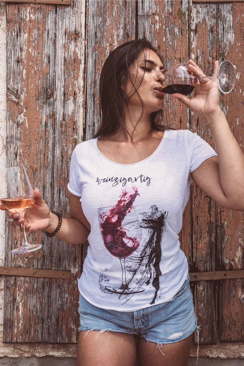 MODELL: WEINZIGARTIG