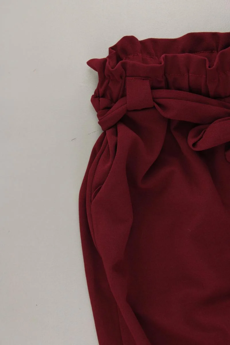 Stoffhose Gr. S neuwertig mit Gürtel rot aus Polyester