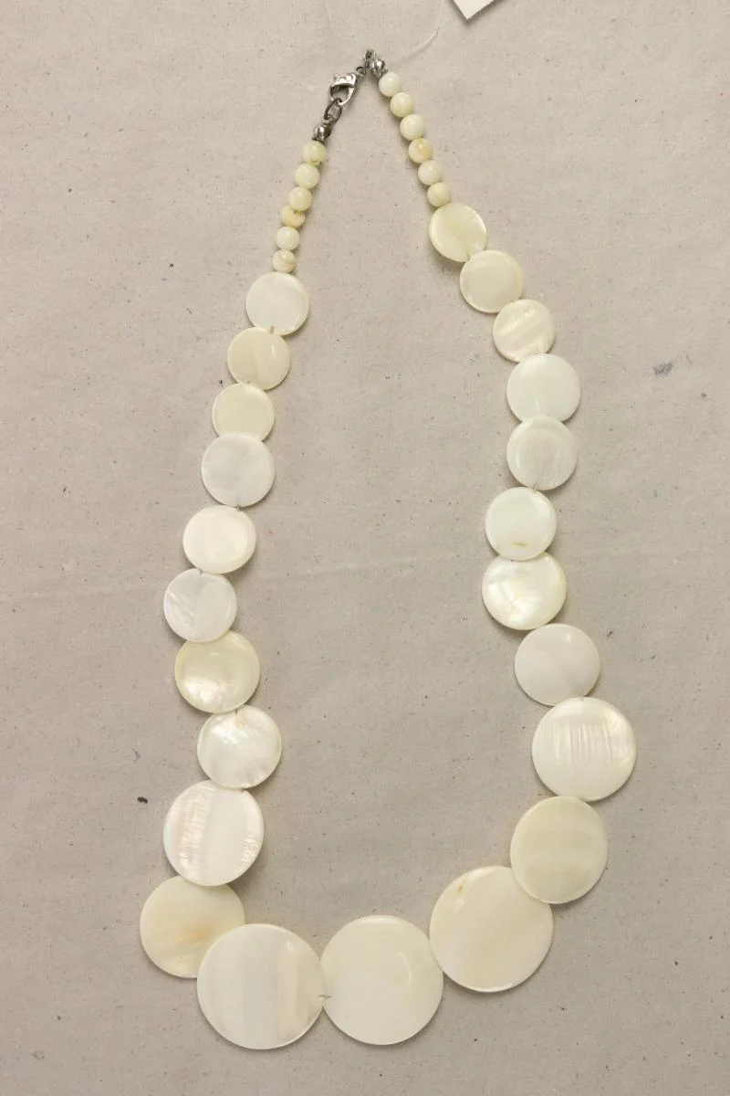 Second Hand Outfit Größe XXL mit Linea Tesini Kurzarmbluse in Gr. 48 und Schmuck