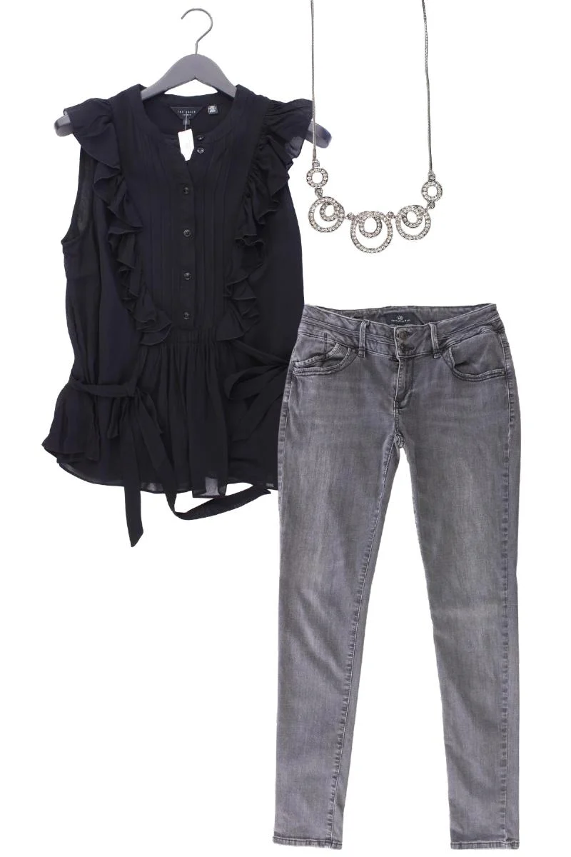 Second Hand Outfit Größe L mit Ted Baker Rüschenbluse in Gr. 42 und Halskette