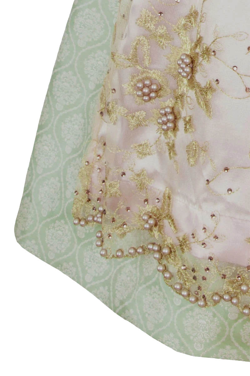 Mini-Dirndl mit Herzausschnitt
