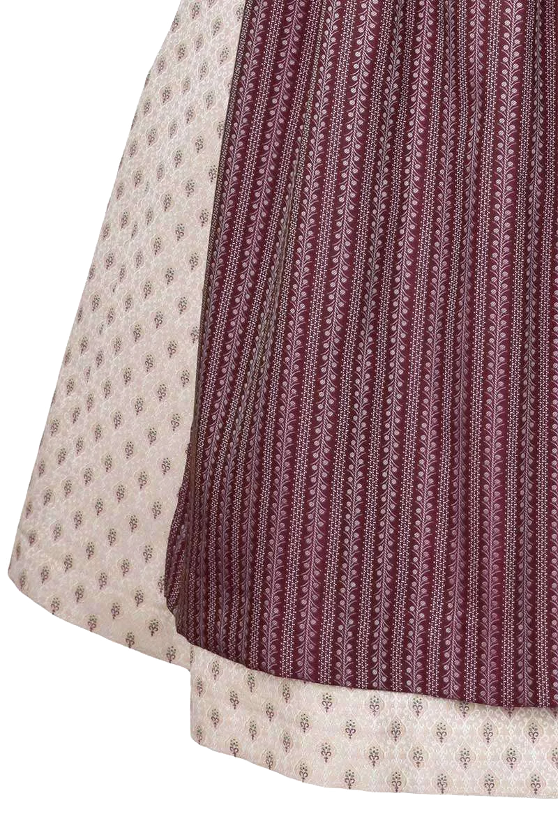 Dirndl mit Schürzenbrosche