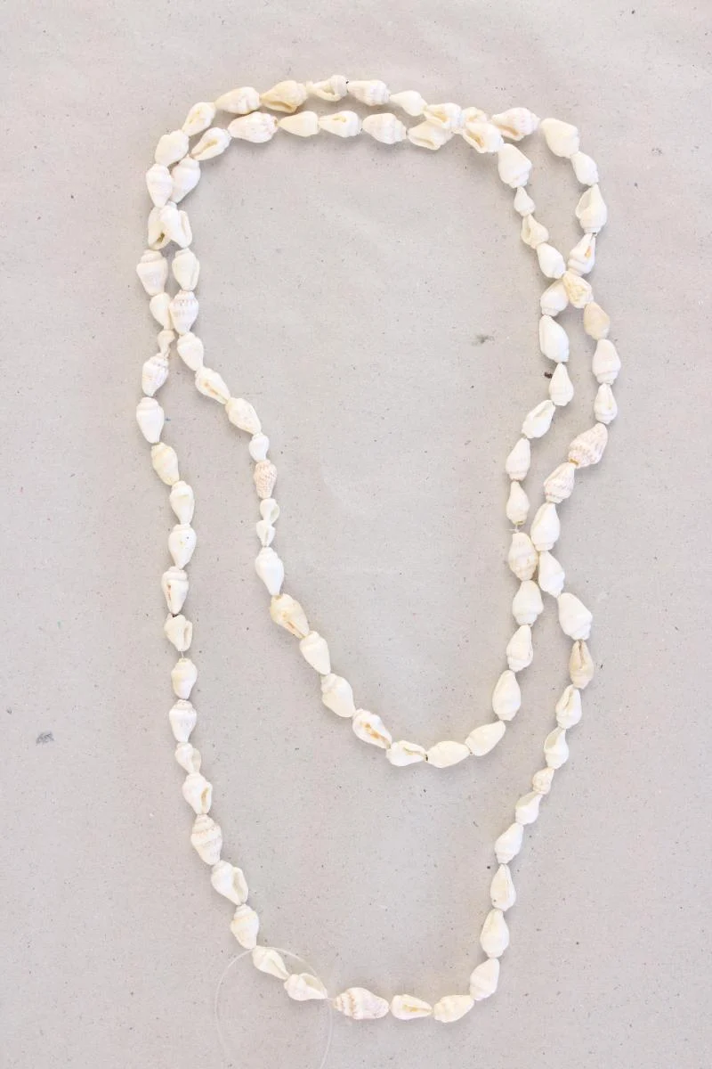 Halskette mit Muscheln weiß
