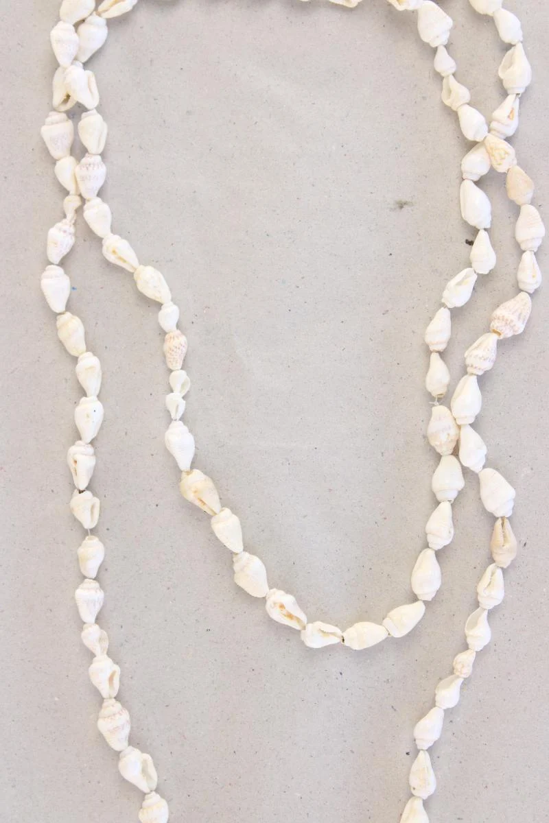 Halskette mit Muscheln weiß