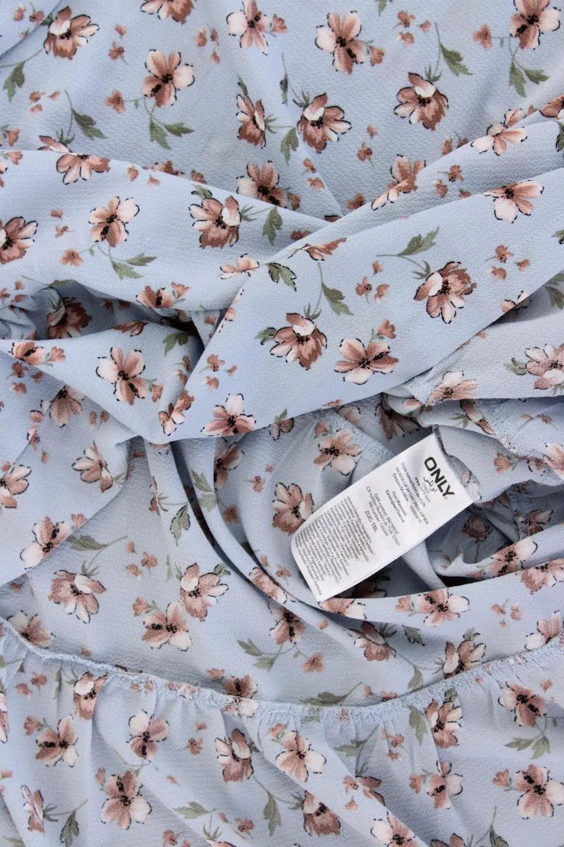 Only Sommerkleid Gr. 40 mit Blumenmuster 3/4 Ärmel blau aus Polyester
