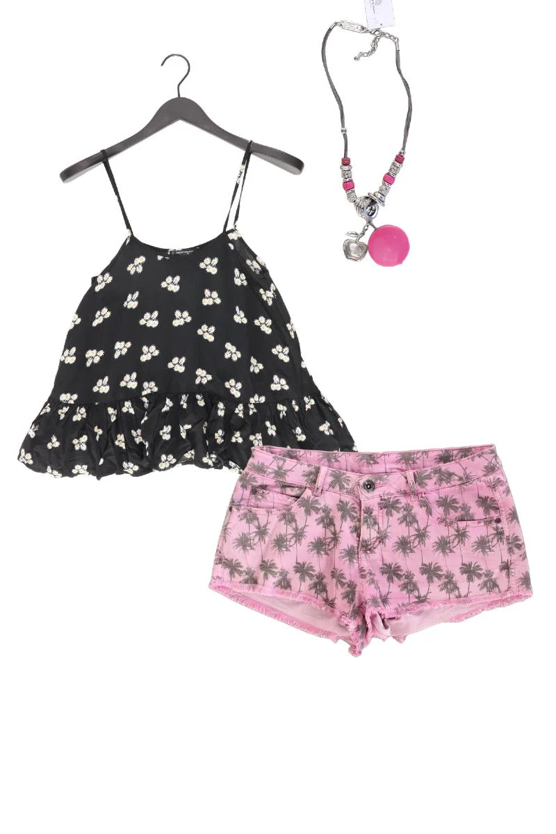 Second Hand Outfit Größe S mit Mango Spaghetti-Top in Gr. S, Hotpants in Gr. 36