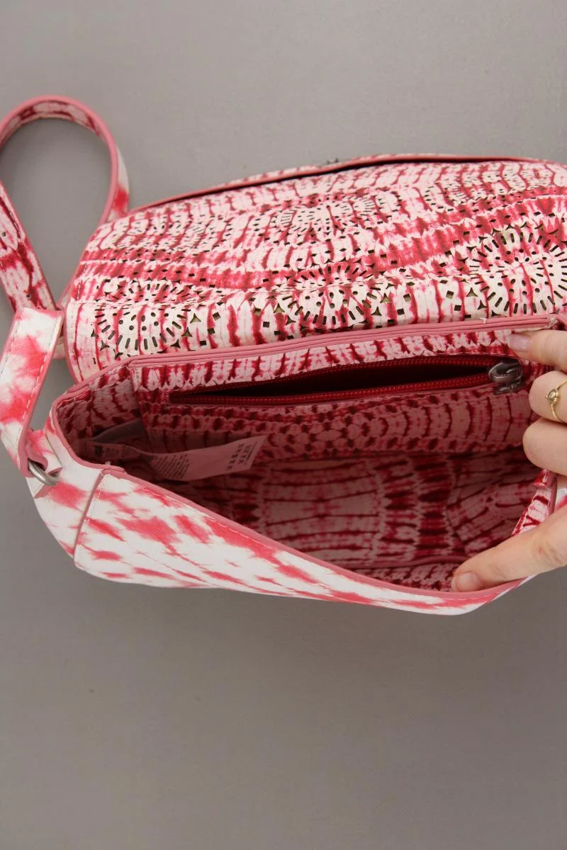 Desigual Umhängetasche mit Batikmuster neuwertig rot aus Polyurethan