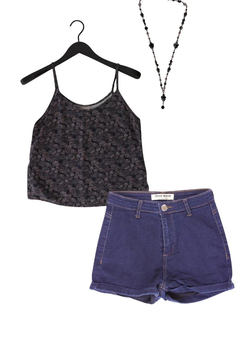 Second Hand Outfit Größe S mit Spaghetti-Top in Gr. S, Jeansshorts in Gr. 36