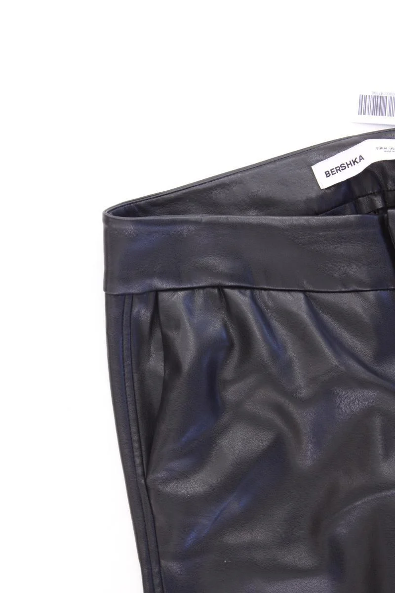 Bershka Kunstlederhose Gr. M neuwertig schwarz aus Polyester